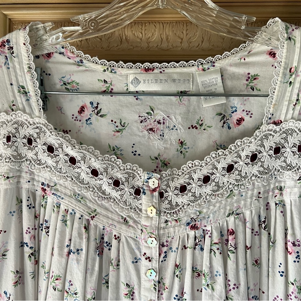 Eileen West White Floral Lace Robe & Nightgown set